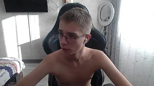 Snapshot of glasses_cat chatting on February 1, 2026, 11:19 am glasses cat online show from February 1, 2026, 11:19 am