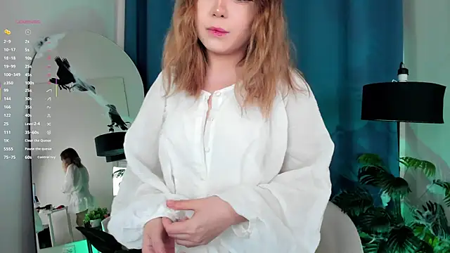 Lina Glow online show from October 28, 2025, 6:45 am