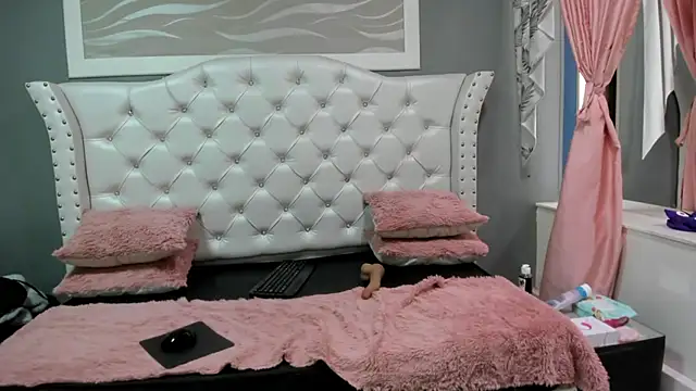 naomi cooper   online show from October 7, 2025, 1:23 pm