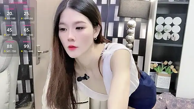 Yueyue-MM online show from November 7, 2025, 11:52 pm