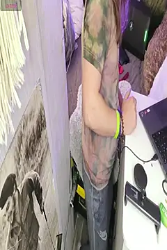 JuliCarl online show from April 15, 2026, 1:44 am