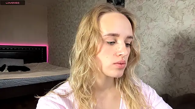 ElisabetLorney online show from November 14, 2025, 8:07 am