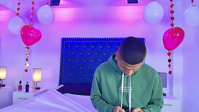 Snapshot of Damian_and_roxanne chatting on February 9, 2026, 12:36 pm Damian and roxanne online show from February 9, 2026, 12:36 pm