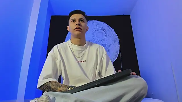 liaamsmiith  online show from October 26, 2025, 12:49 pm