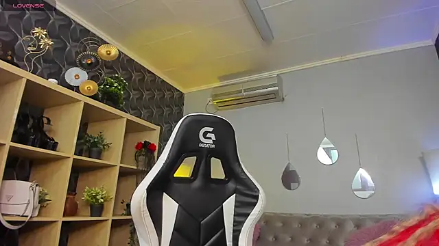 Snapshot of xPuka chatting on December 3, 2025, 5:12 pm xPuka online show from December 3, 2025, 5:12 pm