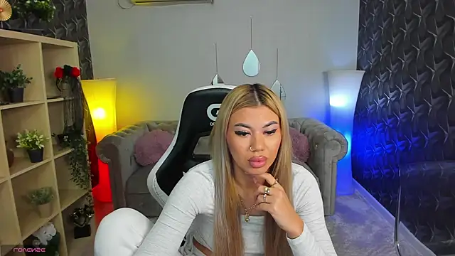 Snapshot of xPuka chatting on December 17, 2025, 5:18 pm xPuka online show from December 17, 2025, 5:18 pm