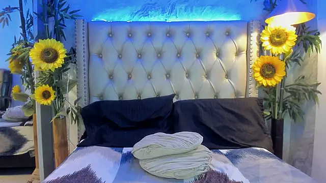 NyssaWood online show from November 15, 2025, 1:37 pm