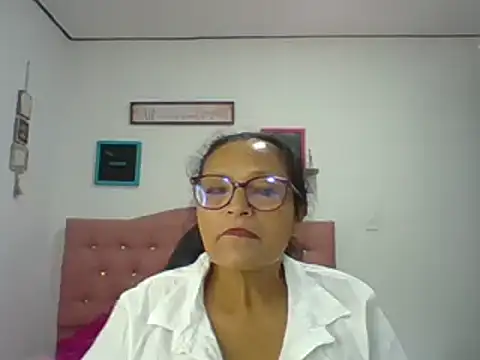 Snapshot of _Cristal chatting on November 1, 2025, 7:30 pm Cristal online show from November 1, 2025, 7:30 pm