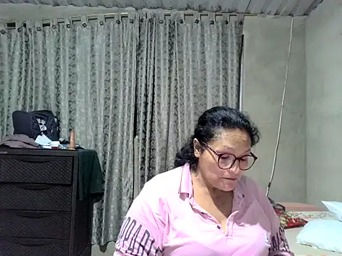 Snapshot of _Cristal chatting on October 29, 2025, 3:05 am Cristal online show from October 29, 2025, 3:05 am