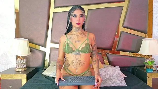 EmilieLake online show from October 1, 2025, 8:13 pm