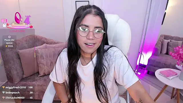 Snapshot of issi_loren chatting on October 19, 2025, 7:27 pm issi loren online show from October 19, 2025, 7:27 pm