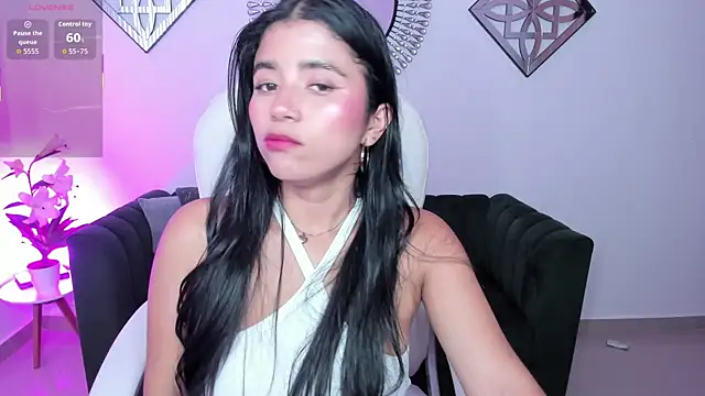 Snapshot of issi_loren chatting on December 19, 2025, 9:28 pm issi loren online show from December 19, 2025, 9:28 pm