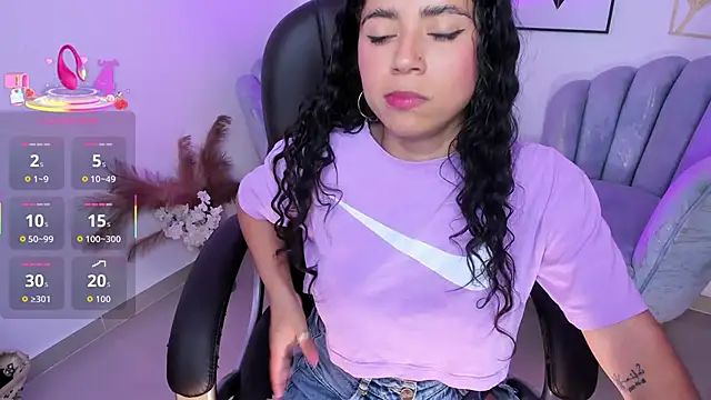 Snapshot of issi_loren chatting on February 18, 2026, 7:54 pm issi loren online show from February 18, 2026, 7:54 pm