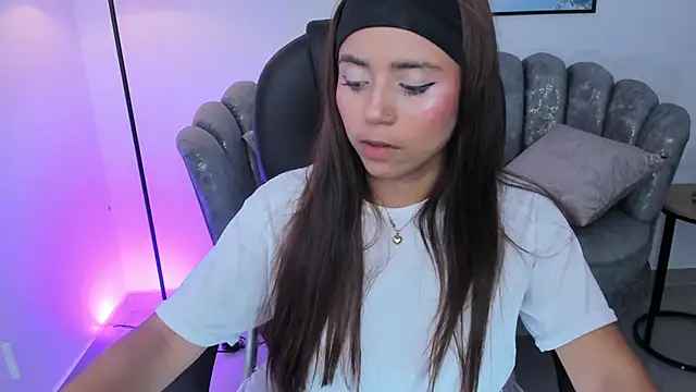 Snapshot of issi_loren chatting on November 9, 2025, 5:06 pm issi loren online show from November 9, 2025, 5:06 pm