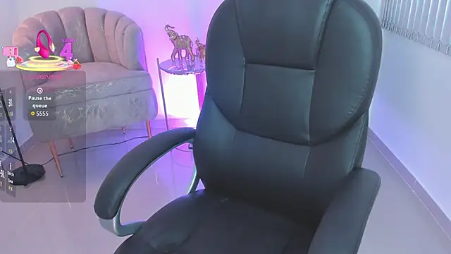 Snapshot of issi_loren chatting on October 10, 2025, 2:40 pm issi loren online show from October 10, 2025, 2:40 pm