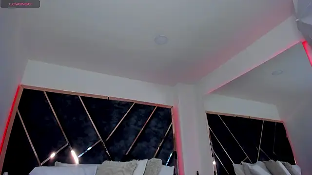 SusanaHenao online show from December 18, 2025, 5:06 pm