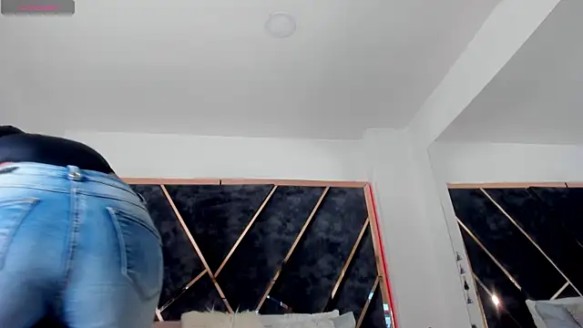 SusanaHenao online show from December 5, 2025, 5:44 pm