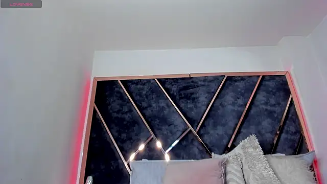 SusanaHenao online show from November 22, 2025, 4:06 pm