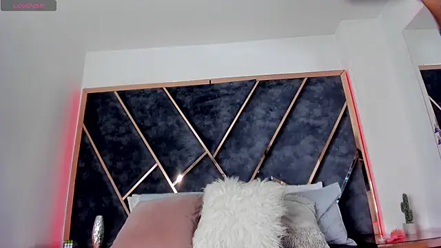 SusanaHenao online show from December 4, 2025, 6:07 pm