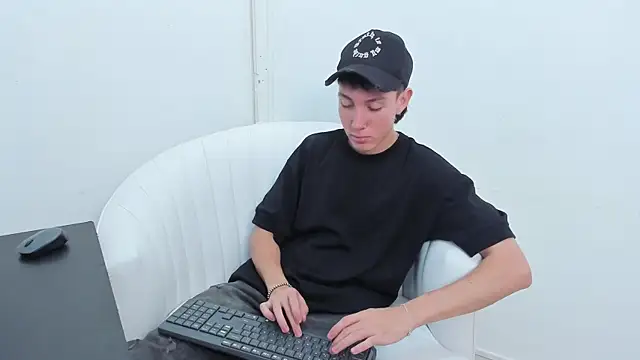 LittleDanny  online show from November 12, 2025, 4:00 pm