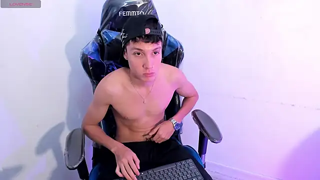 Snapshot of LittleDanny_ chatting on February 11, 2026, 9:03 pm LittleDanny online show from February 11, 2026, 9:03 pm