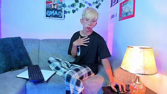 Snapshot of Hyunjin_Son chatting on March 16, 2026, 5:05 pm Hyunjin Son online show from March 16, 2026, 5:05 pm