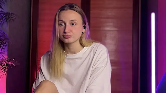 LovaMay online show from April 24, 2026, 3:52 am