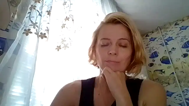 LiluXRose online show from September 19, 2025, 1:04 pm