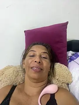 maleja23 online show from November 25, 2025, 2:56 am