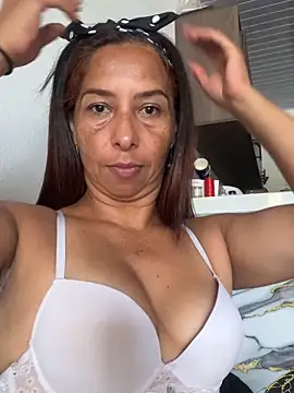 maleja23 online show from November 4, 2025, 2:32 pm