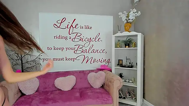 ReynaTheVixen online show from October 9, 2025, 5:13 pm