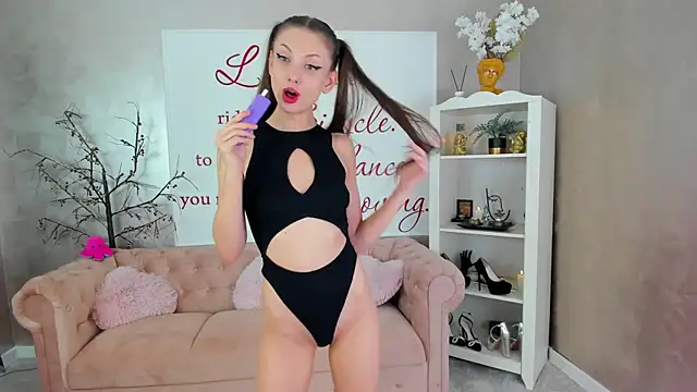 ReynaTheVixen online show from October 30, 2025, 5:54 pm