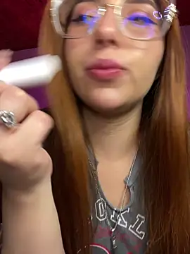 CoraVibes online show from November 11, 2025, 12:00 pm