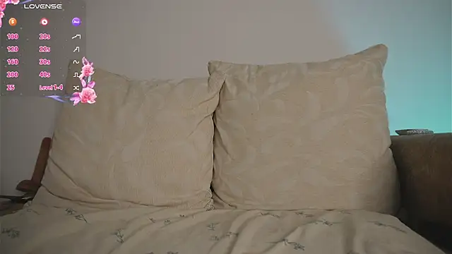 Roxybeautyy online show from April 17, 2026, 10:45 pm