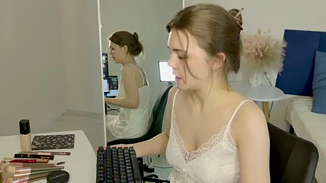 LeksaLove online show from October 28, 2025, 5:56 pm