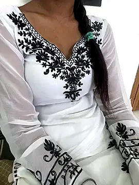 Snapshot of cute_parii_ chatting on September 9, 2025, 8:35 am cute parii online show from September 9, 2025, 8:35 am
