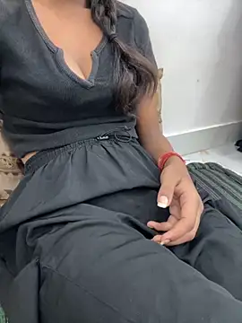 Snapshot of cute_parii_ chatting on October 1, 2025, 10:13 pm cute parii online show from October 1, 2025, 10:13 pm