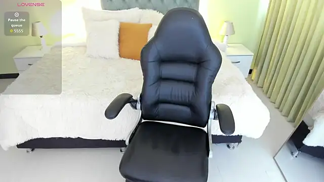 Camille Olsen  online show from October 31, 2025, 12:24 pm