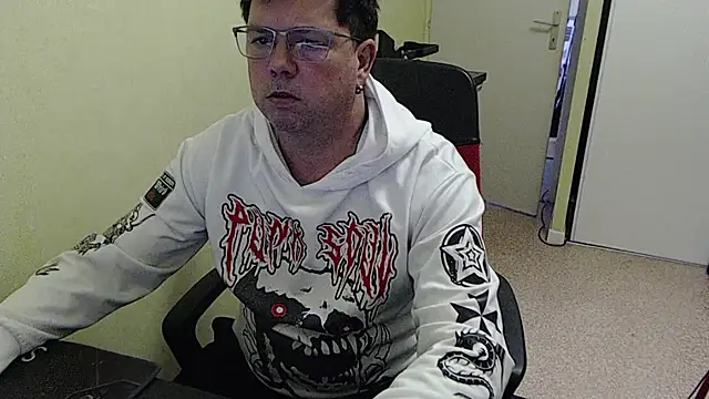 blueandwhite1 online show from November 18, 2025, 3:48 pm