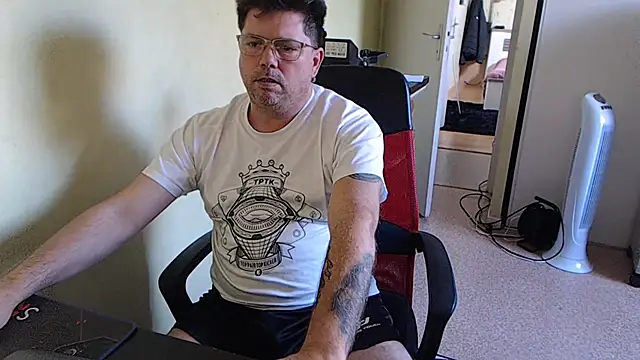 blueandwhite1 online show from October 18, 2025, 9:22 am