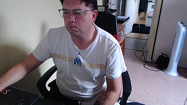 blueandwhite1 online show from November 6, 2025, 4:00 pm