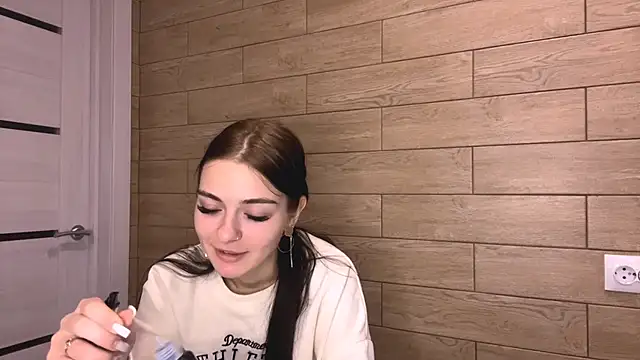 TianaWidell online show from December 21, 2025, 11:56 am