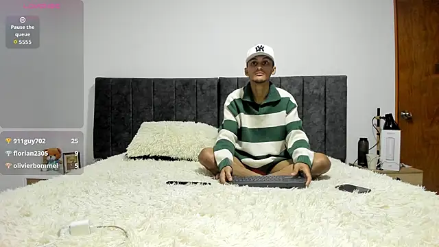 AlejandroLoouis online show from September 19, 2025, 8:18 am