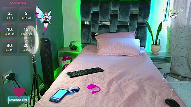 Luna sophya online show from October 26, 2025, 7:47 pm