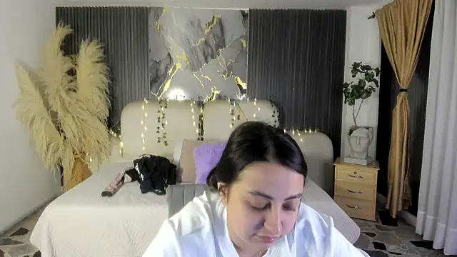 SarahCastro1  online show from April 18, 2026, 3:53 am