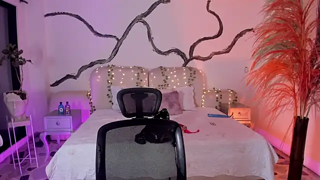 SarahCastro1  online show from September 29, 2025, 4:30 am