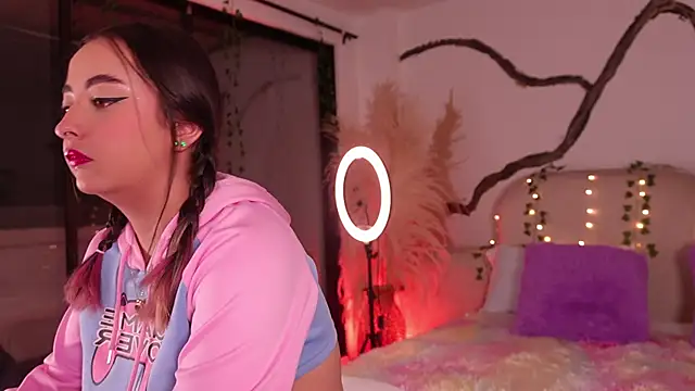 SarahCastro1  online show from December 17, 2025, 5:12 am