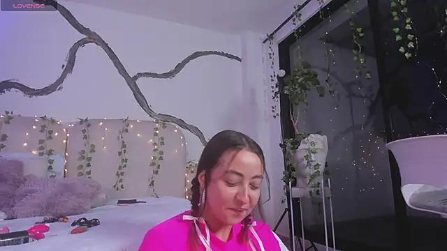 SarahCastro1  online show from October 9, 2025, 3:29 am