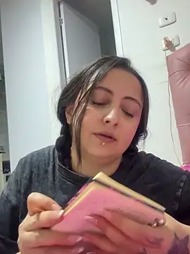 SarahCastro1  online show from May 21, 2026, 8:23 am