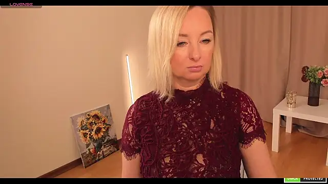 Snapshot of sexmom8 chatting on October 13, 2025, 10:28 am sexmom8 online show from October 13, 2025, 10:28 am